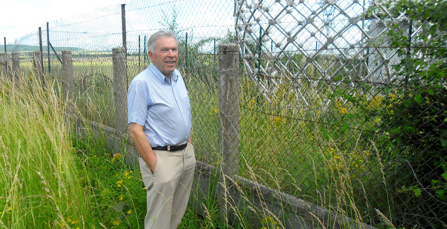 Le constructeur M. Caille désarçonné devant le Luchrone démonté 